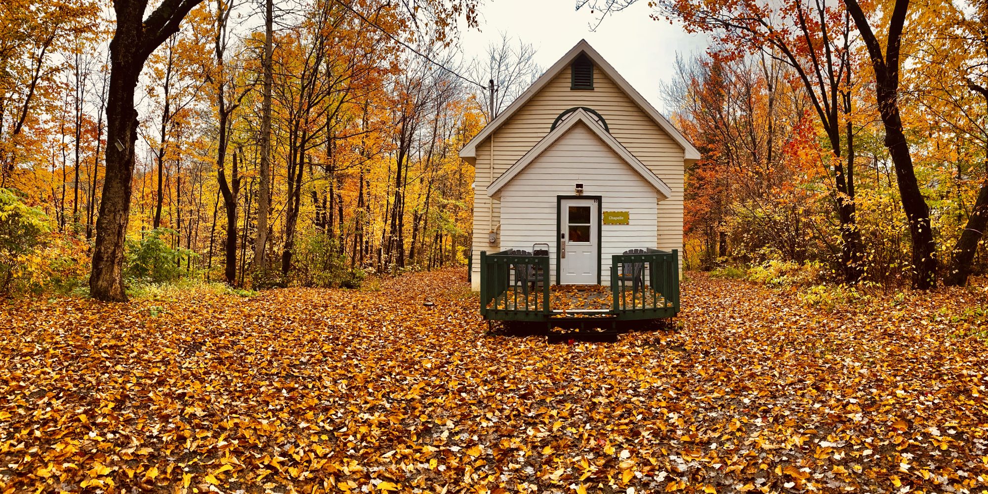 facade chapelle automne