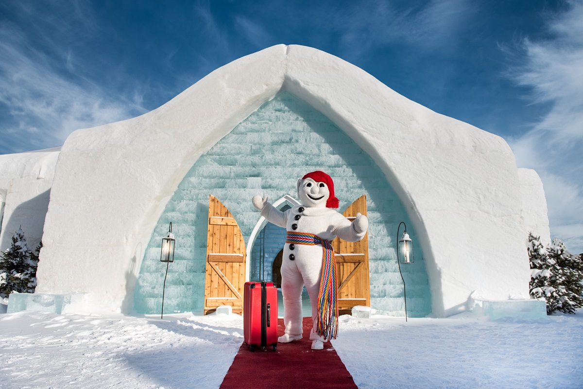 Bonhomme Carnaval en visite à l'Hôtel de Glace où il adore séjourner