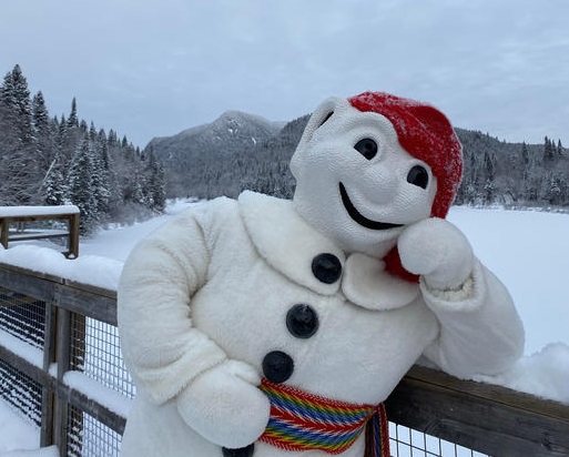 Bonhomme Carnaval en visite dans le Parc national de la Jacqus-Cartier en hiver.