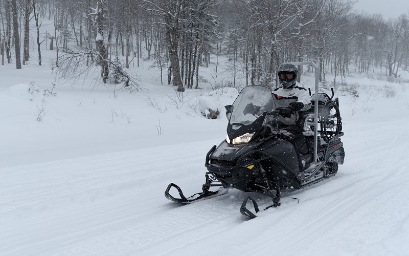 Motoneige pour personne à mobilité réduite avec NordExpé situé à Sainte-Brigitte-de-Laval dans la région de La Jacques-Cartier